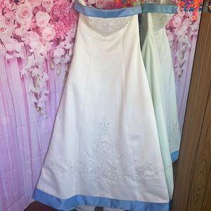 Alfred Angelo
Ivory / blue Satin 1797 Traditional Wedding Dress
Size:US10 -12(L)